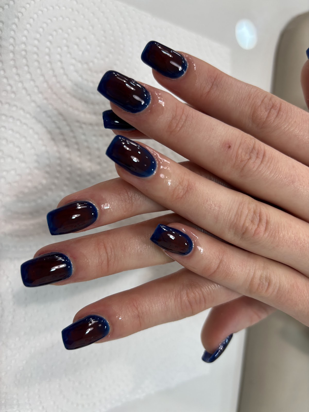 Ongles longs carrés, bleu nuit brillant.