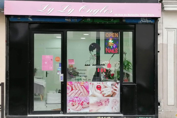 La devanture de Ly Ly Ongles : enseigne rose, vitrine et encadrement noirs, au 58 rue de Belleville.